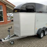 Humbaur Equitos Alu Black 2000 Außenansicht schräg vorne