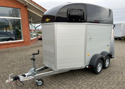 Humbaur Equitos Alu Black 2000 Außenansicht schräg vorne