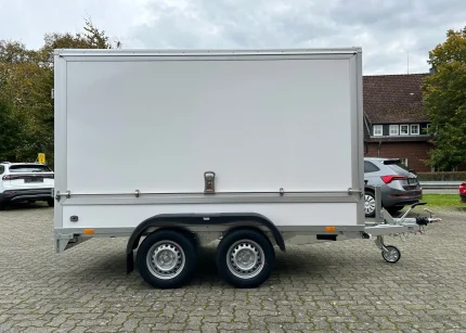 Saris GO 306 Autoanhänger Seitenansicht mit Tandemachse