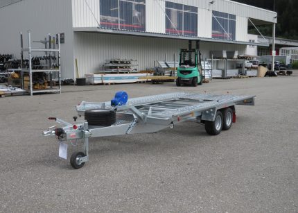 LAT 400 Autoanhänger Seitenansicht mit kippbarer Plattform