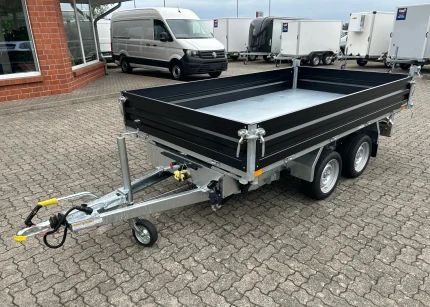 Humbaur HTK 2700.31 Autoanhänger Seitenansicht mit Stahlbordwänden