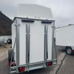 Kofferanhänger DKA 260/13 G Rückansicht mit abschließbaren Türen