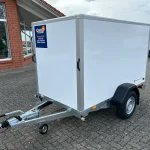 Gebremster Kofferanhänger 1350 kg Außenansicht weiß