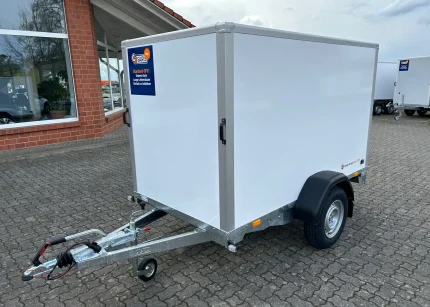 Gebremster Kofferanhänger 1350 kg Außenansicht weiß