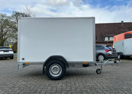 Saris GO 1350 kg PKW-Anhänger in weißer Außenansicht