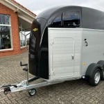 Humbaur Xanthos Aero 2400 Seitenansicht mit Polybug Black Metallic