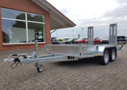 Saris MG 306 170 3500 Baumaschinenanhänger Seitenansicht verzinktes Fahrgestell