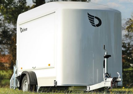 Fourgon Roadster 300 Debon Seitenansicht mit Heckrampe