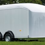 Roadster 800 Kofferanhänger mit geöffneter Heckrampe