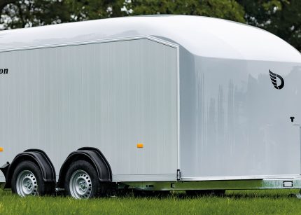 Roadster 800 Kofferanhänger mit geöffneter Heckrampe