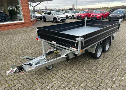 Humbaur HTK 3500.31 Autoanhänger Seitenansicht mit schwarzen Stahlbordwänden