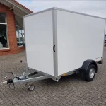 Kofferanhänger 1500 kg weiß außen mit verzinktem Fahrgestell