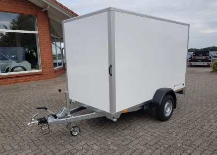 Kofferanhänger 1500 kg weiß außen mit verzinktem Fahrgestell