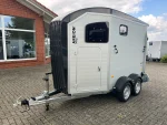 Humbaur Areion Pro 2700 Pferdeanhänger Außenansicht schräg vorne