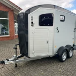Humbaur Areion Pro 2700 Pferdeanhänger Außenansicht schräg vorne