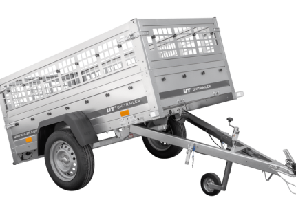 Kippbarer PKW Anhänger beim Transport von Baumaterial