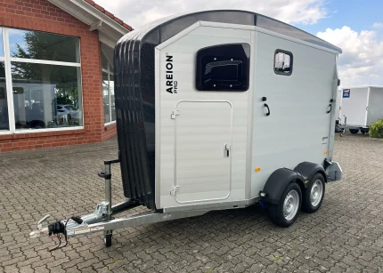 Humbaur Areion Pro 2700 Pferdeanhänger Außenansicht schräg vorne