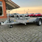 Humbaur HKT 153117 S Seitenansicht mit abgesenkter Ladefläche