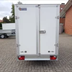 Saris GO 306 154 180 2000 2 Kofferanhänger PKW Anhänger Alter: Neu (Produktionsjahr: 2025) 2 Jahre Hauptuntersuchung ab dem Tag der Erstzulassung Inkl. Zulassungspapiere (Kfz-Brief / Zulassungsbescheinigung Teil 2 und COC) Verfügbar ab: Ca. 6 Wochen nach Bestelleingang (unverbindlich) Finanzierung über unsere Partnerbanken möglich! Technische Daten Zulässiges Gesamtgewicht: 2.000kg Leergewicht: ca. 644kg Nutzlast: ca. 1.356kg Achsenanzahl: 2 Laderaumlänge: 3.060mm Laderaumbreite: 1.540mm Laderaumhöhe: 1.800mm Bremsenart: Gebremst, Auflaufbremse Fahrgestell: Tieflader (Räder neben Aufbau), Gummifederachse Elektrik: 12V, 13 poliger Stecker Reifengröße: 175/70 R13 Ausstattung Außen Grau, Innen Weiß Hecktüren Scharniere mit Diebstahlschutz Handgriffe Regenrinne Airlineschienen im Boden integriert Siedruckbodenplatte Automatisches Stützrad LED-Innenbeleuchtung Feuerverzinktes Fahrgestell V-Deichsel AL-KO oder Knott Achsen und Bremsanlage Zubehör (aufpreispflichtig) Radstoßdämpfer (100km/h Zulassung) Seitentür links oder rechts Seitliche Klappe links oder rechts Heckrampe / Auffahrklappe (ersetzt Hecktüren) Außen Weiß, Innen Grau Ankerschienen mit Sperrstange Komplette LED-Beleuchtung Reserverad inkl. Reserveradhalter Heckstützen Anhängerschloss Spanngurt Fahrzeuganlieferung deutschlandweit Zulassung deutschlandweit Überführungskennzeichen (5 Tage gültig) Hinweis Gewichtsangaben können je nach Ausstattung abweichen; Irrtümer, Zwischenverkauf und Änderungen vorbehalten!