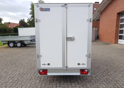 Saris GO 306 154 180 2000 2 Kofferanhänger PKW Anhänger Alter: Neu (Produktionsjahr: 2025) 2 Jahre Hauptuntersuchung ab dem Tag der Erstzulassung Inkl. Zulassungspapiere (Kfz-Brief / Zulassungsbescheinigung Teil 2 und COC) Verfügbar ab: Ca. 6 Wochen nach Bestelleingang (unverbindlich) Finanzierung über unsere Partnerbanken möglich! Technische Daten Zulässiges Gesamtgewicht: 2.000kg Leergewicht: ca. 644kg Nutzlast: ca. 1.356kg Achsenanzahl: 2 Laderaumlänge: 3.060mm Laderaumbreite: 1.540mm Laderaumhöhe: 1.800mm Bremsenart: Gebremst, Auflaufbremse Fahrgestell: Tieflader (Räder neben Aufbau), Gummifederachse Elektrik: 12V, 13 poliger Stecker Reifengröße: 175/70 R13 Ausstattung Außen Grau, Innen Weiß Hecktüren Scharniere mit Diebstahlschutz Handgriffe Regenrinne Airlineschienen im Boden integriert Siedruckbodenplatte Automatisches Stützrad LED-Innenbeleuchtung Feuerverzinktes Fahrgestell V-Deichsel AL-KO oder Knott Achsen und Bremsanlage Zubehör (aufpreispflichtig) Radstoßdämpfer (100km/h Zulassung) Seitentür links oder rechts Seitliche Klappe links oder rechts Heckrampe / Auffahrklappe (ersetzt Hecktüren) Außen Weiß, Innen Grau Ankerschienen mit Sperrstange Komplette LED-Beleuchtung Reserverad inkl. Reserveradhalter Heckstützen Anhängerschloss Spanngurt Fahrzeuganlieferung deutschlandweit Zulassung deutschlandweit Überführungskennzeichen (5 Tage gültig) Hinweis Gewichtsangaben können je nach Ausstattung abweichen; Irrtümer, Zwischenverkauf und Änderungen vorbehalten!