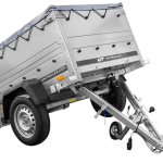 Kompakter Kippanhänger mit montierter grauer Plane