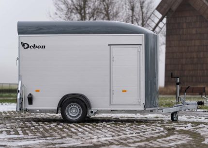 Roadster 400 Debon Kofferanhänger Außenansicht schräg vorne