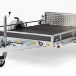 Kippbarer Anhänger mit Bordwänden in geschlossener Position