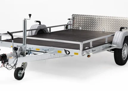 Kippbarer Anhänger mit Bordwänden in geschlossener Position