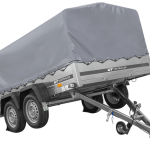 Doppelachsanhänger mit montierter grauer Plane