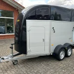 Humbaur Xanthos Aero 2400 Außenansicht mit aerodynamischer Polyhaube