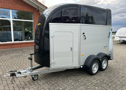 Humbaur Xanthos Aero 2400 Außenansicht mit aerodynamischer Polyhaube