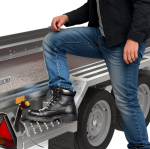 Aluminium Plateau Anhänger 3500 kg Seitenansicht mit Rampen