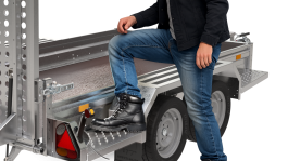 Aluminium Plateau Anhänger 3500 kg Seitenansicht mit Rampen