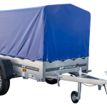 Anhänger aus verzinktem Stahl mit montierter blauer Hochplane