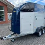 Humbaur Xanthos Aero 2400 Außenansicht in Dunkelblau Metallic
