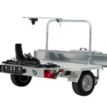 Motorrad-Queranhänger hinter einem Wohnmobil montiert