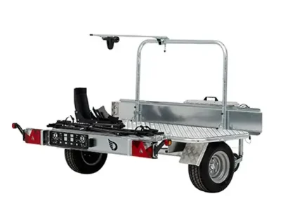 Motorrad-Queranhänger hinter einem Wohnmobil montiert