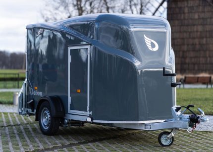 Debon Cargo 1300 Kofferanhänger Seitenansicht