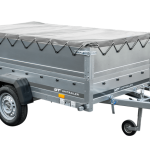 Kippbarer Nutzanhänger mit grauer Plane Seitenansicht