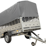 Großer Kippanhänger mit Hochplane beim Transport