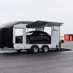 Geschlossener Doppelachs-Autoanhänger Roadster 1000 Start Außenansicht