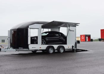 Geschlossener Doppelachs-Autoanhänger Roadster 1000 Start Außenansicht