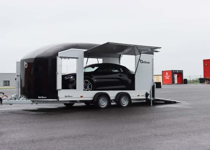 Geschlossener Doppelachs-Autoanhänger Roadster 1000 Start Außenansicht