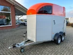 Humbaur Xanthos 2400 Pferdeanhänger Außenansicht orange Metallic