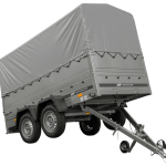 Doppelachsiger Autoanhänger mit montierter Plane