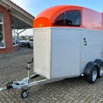 Humbaur Xanthos 2400 Pferdeanhänger Außenansicht orange Metallic