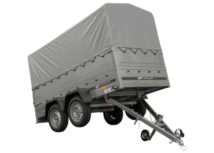 Doppelachsiger Autoanhänger mit montierter Plane