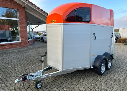 Humbaur Xanthos 2400 Pferdeanhänger Außenansicht orange Metallic