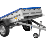 Kippbarer Gartenanhänger mit blauer Plane Gesamtansicht