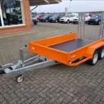 Saris Baumaschinenanhänger 3500 kg Seitenansicht mit Auffahrrampen